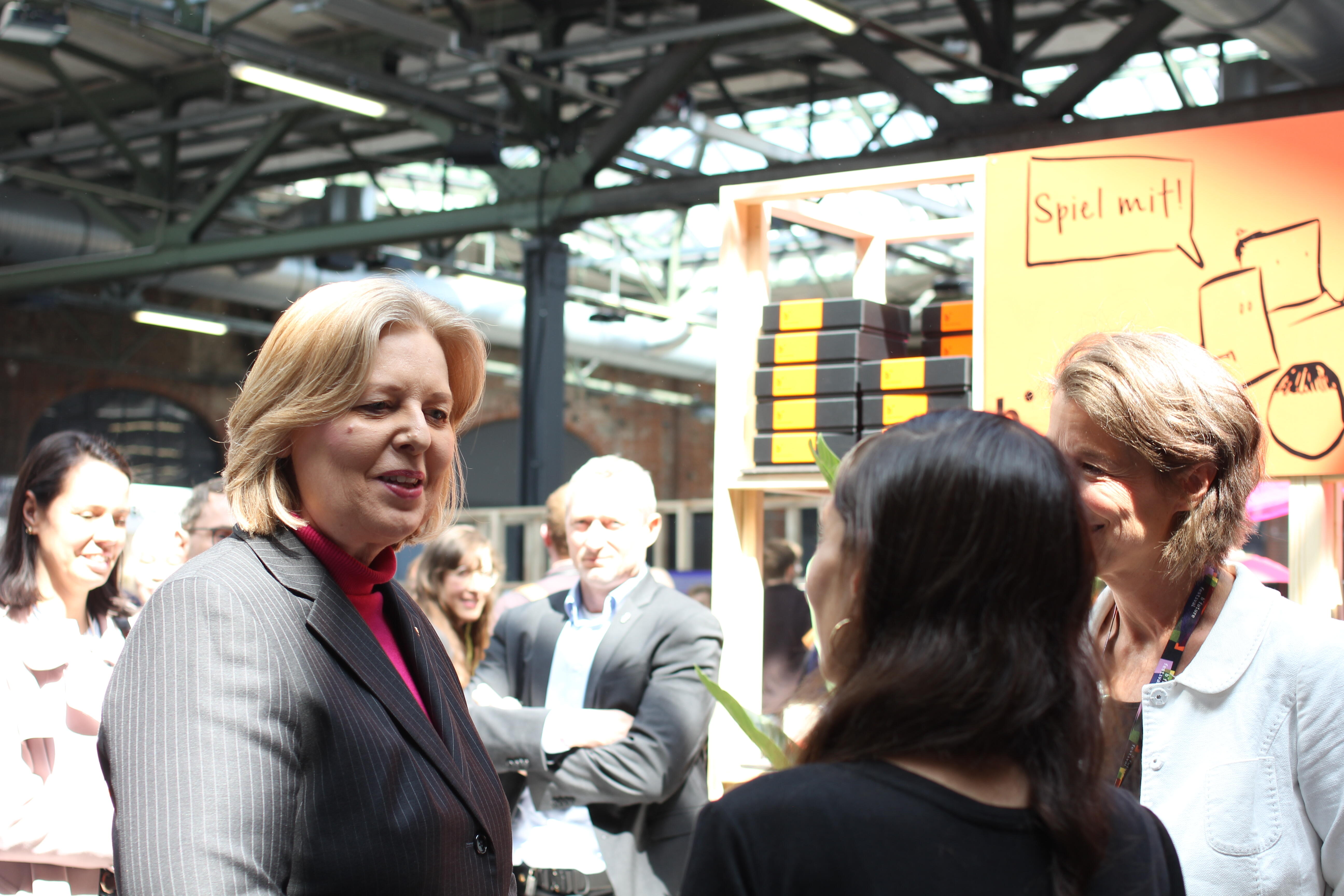 Bundesministerin Bärbel Bas am Stand von "Eine Stunde reden"