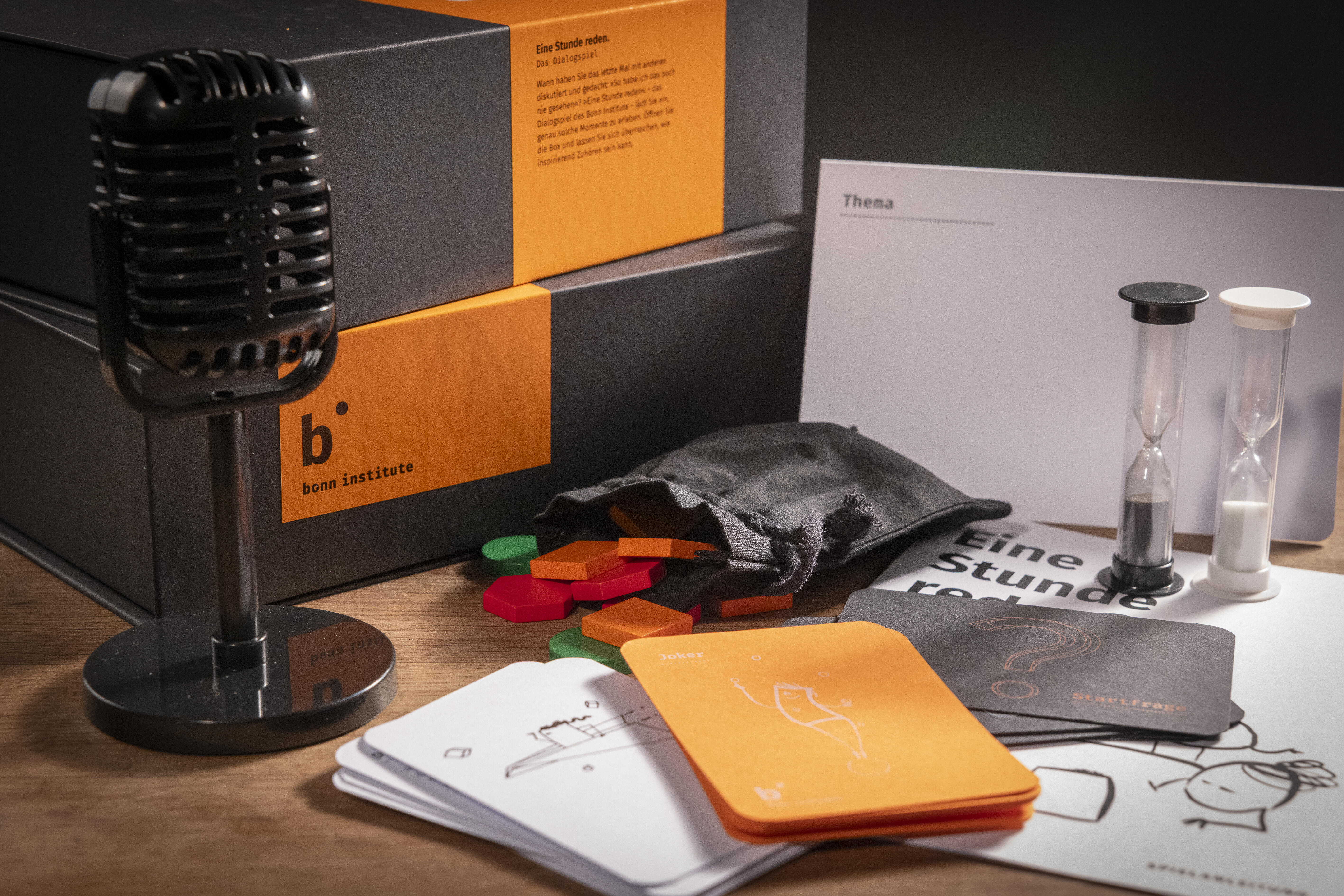 Das gesamte Spieleset inklusive Spielmikrofon, Spielsteinen, Karten und Sanduhren.