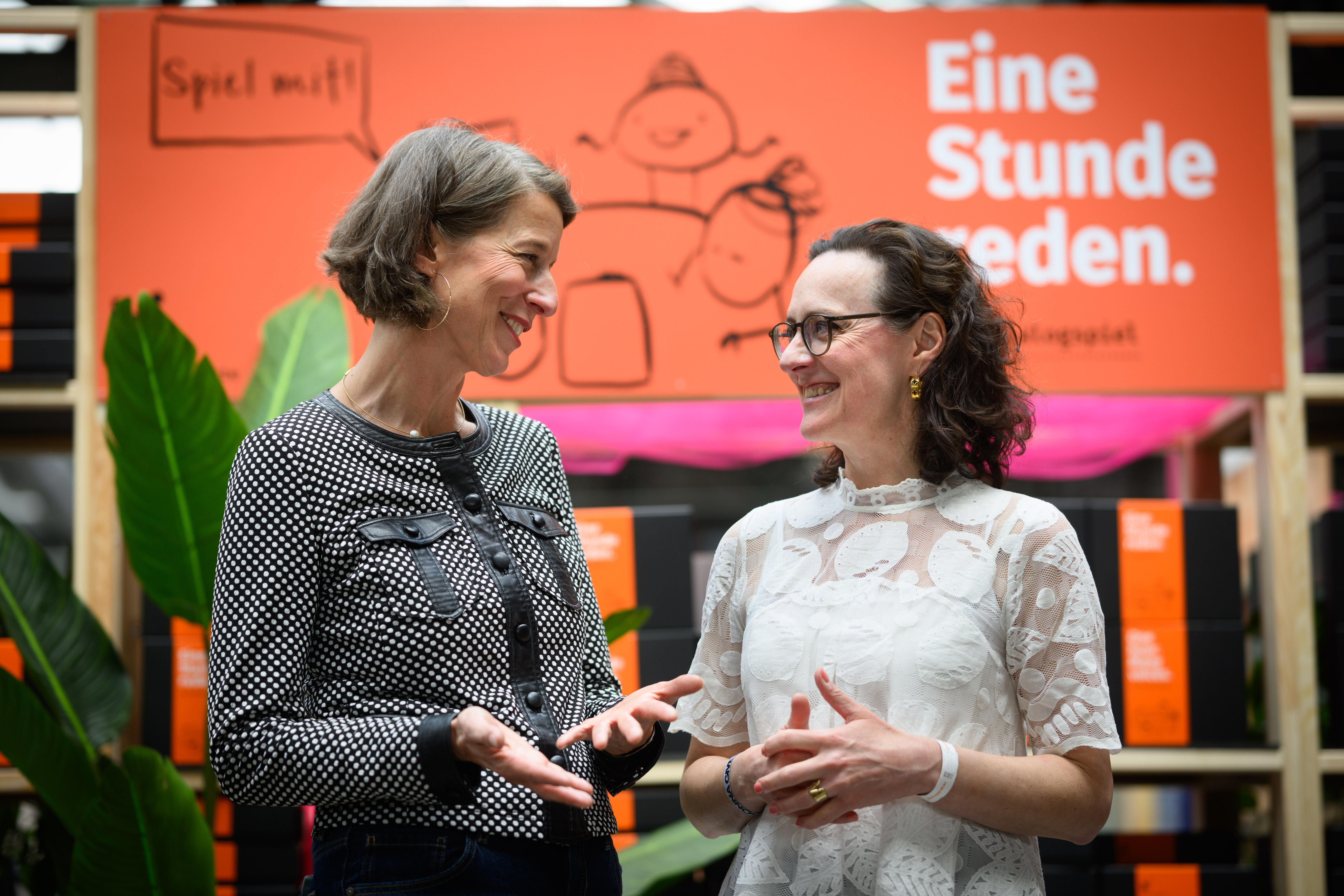 Ellen Heinrichs und Astrid Meier am Stand des Bonn Institute auf der re:publica 2026