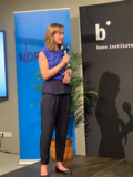 Charlotte Horn (NDR Info) auf der Bühne
