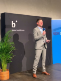 Adrian Feuerbacher auf der Bühne.