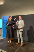 Ellen Heinrichs, Adrian Feuerbacher auf der Bühne.