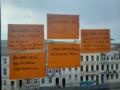 Mehrere gelbe Post-it Zettel kleben an einem Fenster.