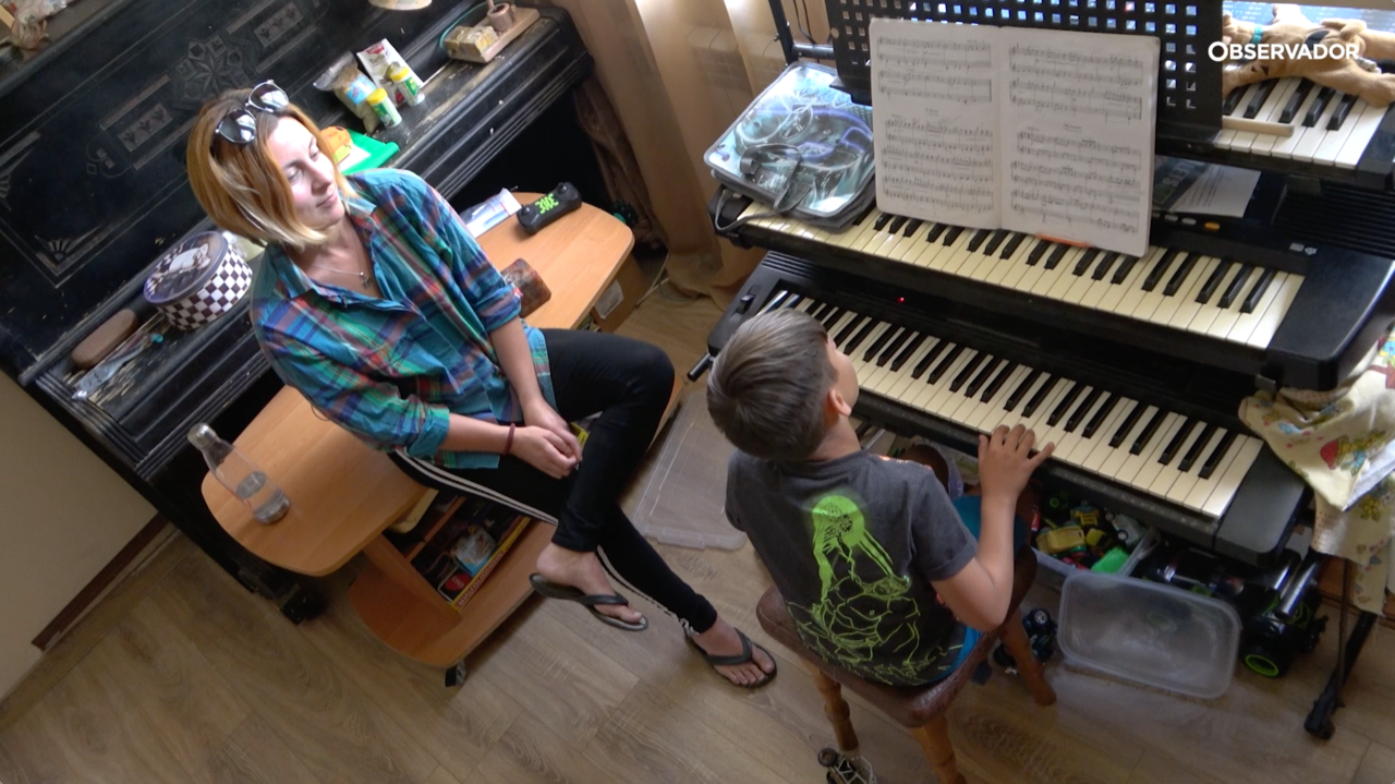 Ein kleine Junge hat Klavierunterricht