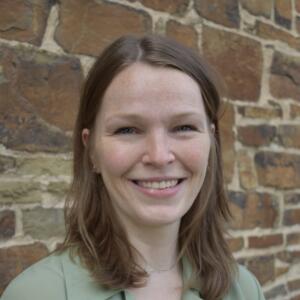 Anna Breithausen schaut lächelnd in die Kamera