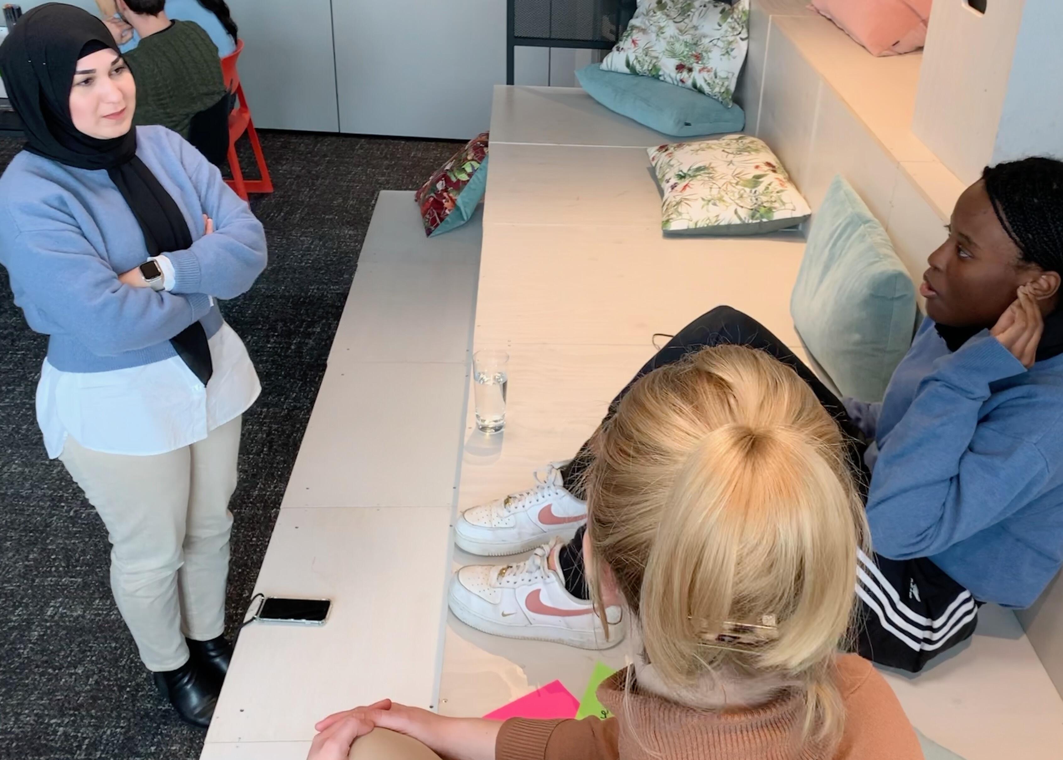 Drei Frauen sitzen zusammen und diskutieren lebhaft miteinander