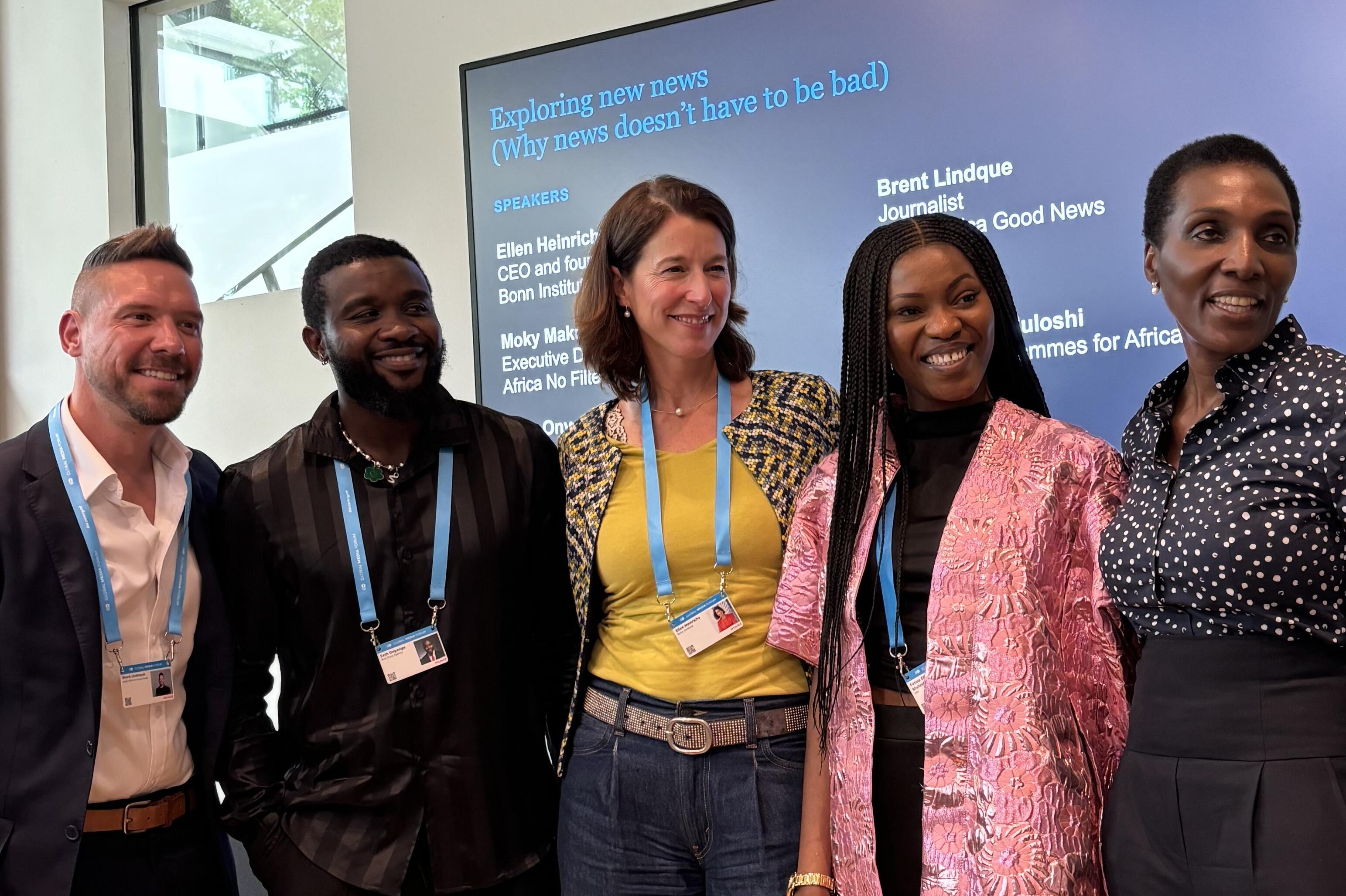 Das Bild zeigt die Speaker der Panel-Diskussion "Exploring new news (Why news doesn't have to be bad)" auf dem Global Media Forum 2024. In der Mitte steht Ellen Heinrichs.