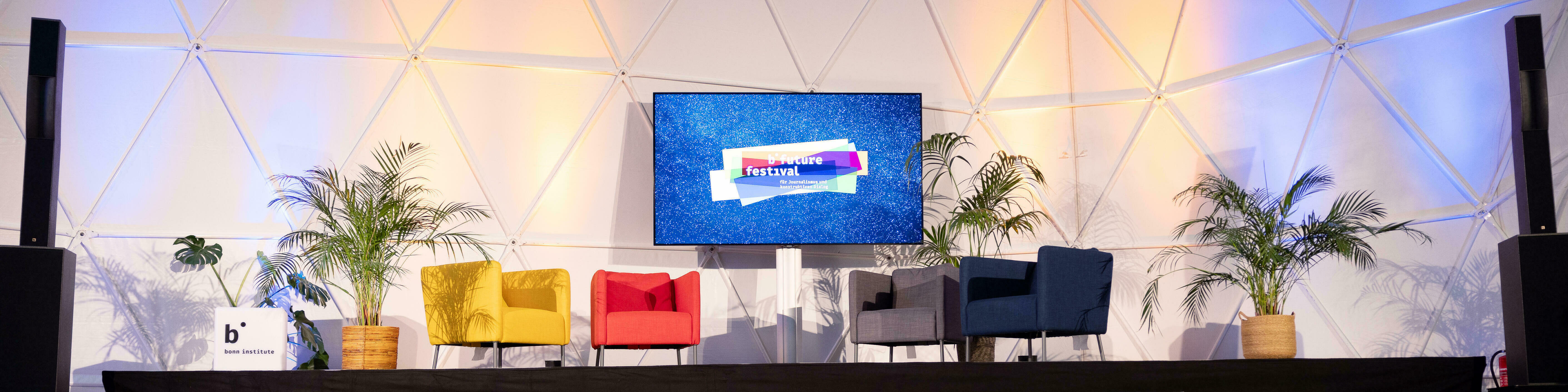Bild der Bühnenkulisse von "Eine Stunde reden" beim b° future festival 2024