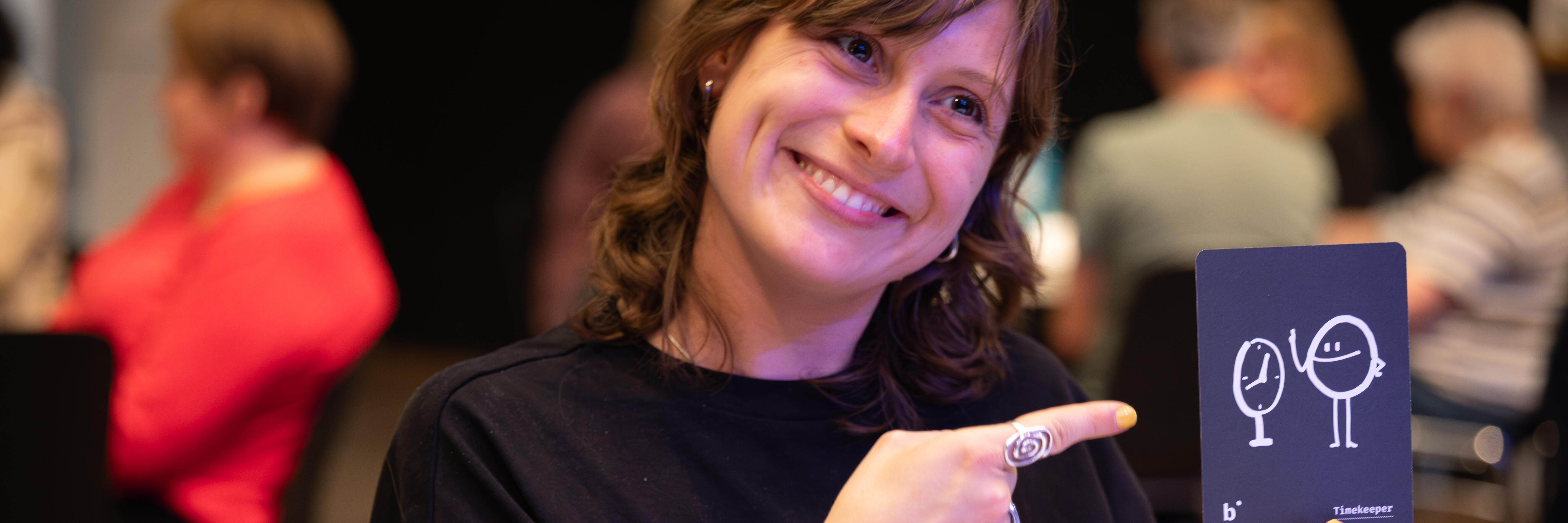 Teilnehmende hält Timekeeper-Karte hoch.