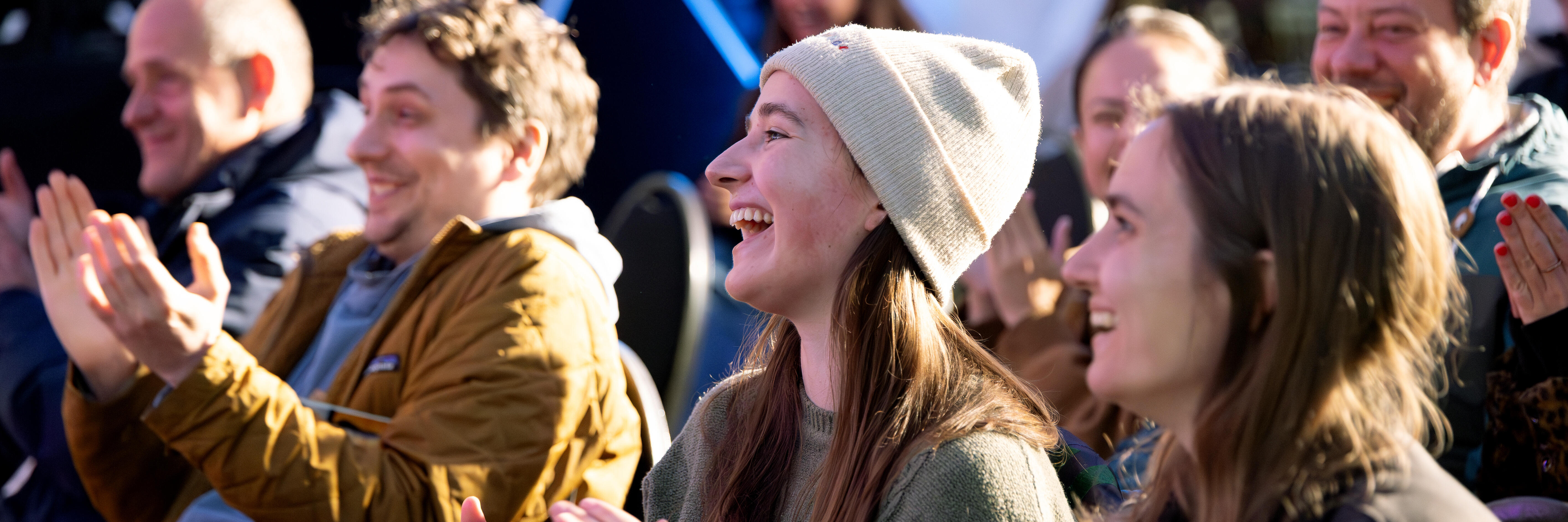 Festivalbesucher lachen und applaudieren auf dem Münsterplatz