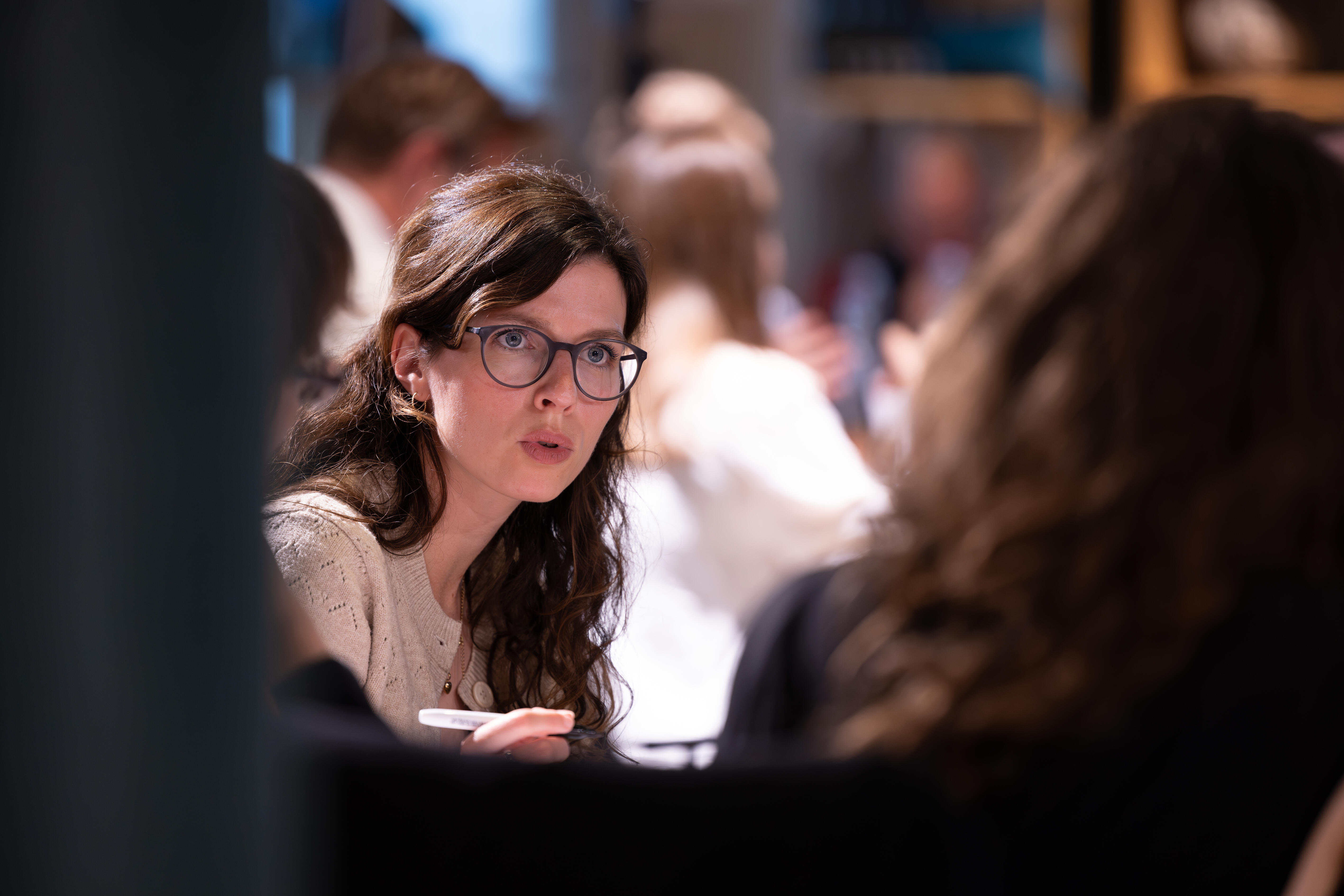 Eine Teilnehmende hört aufmerksam zu.