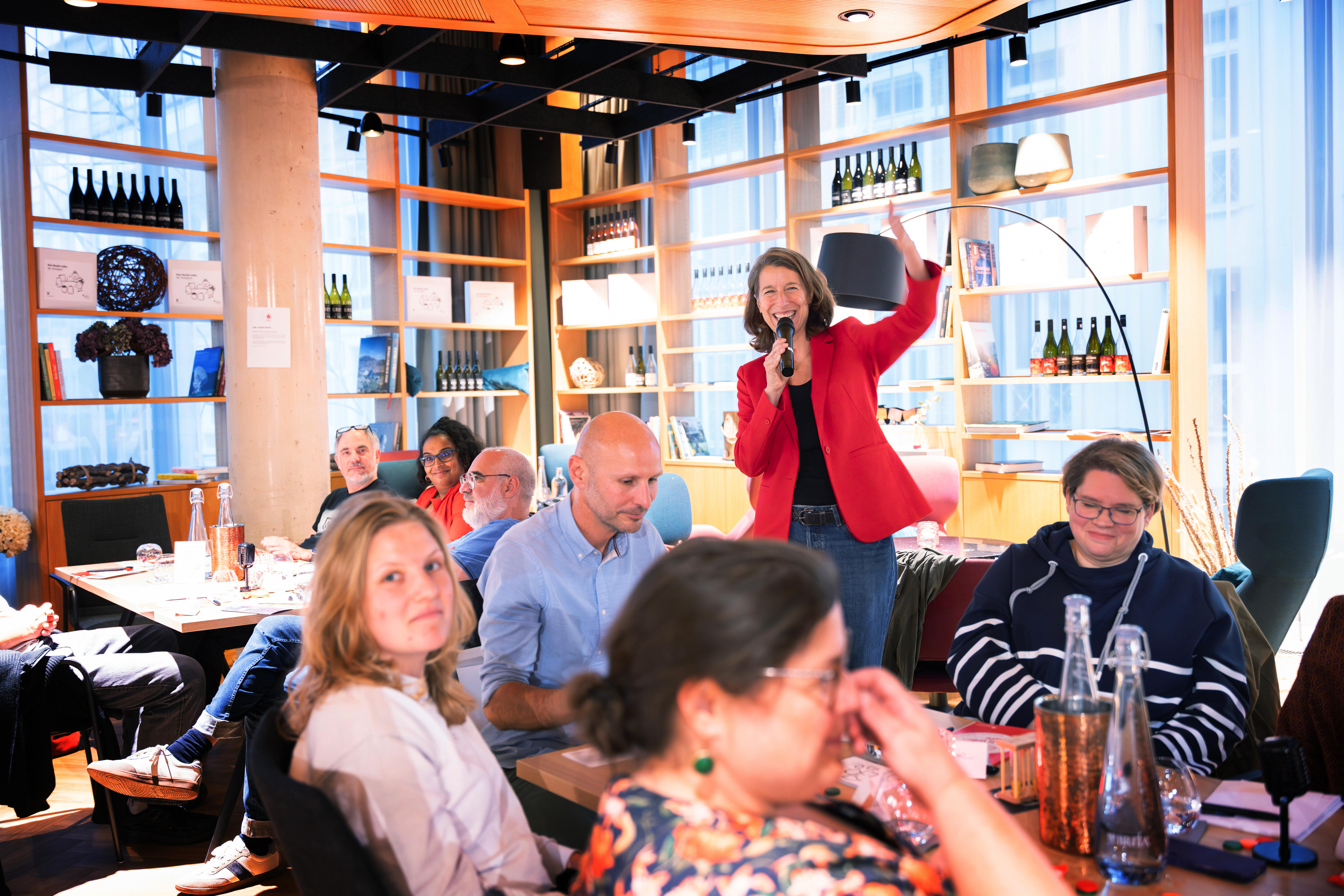 Ellen Heinrichs, Gründerin und Geschäftsführerin des Bonn Institute, begrüßt die Teilnehmenden.
